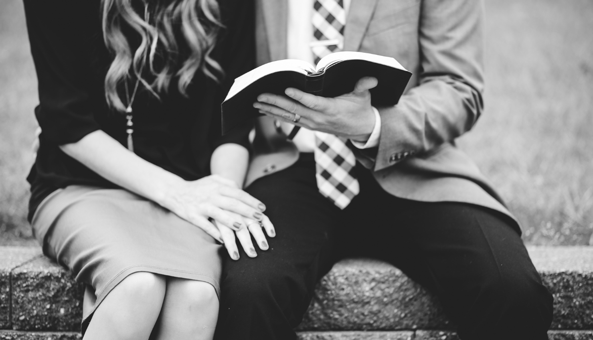 Liebespaar mit Bibel